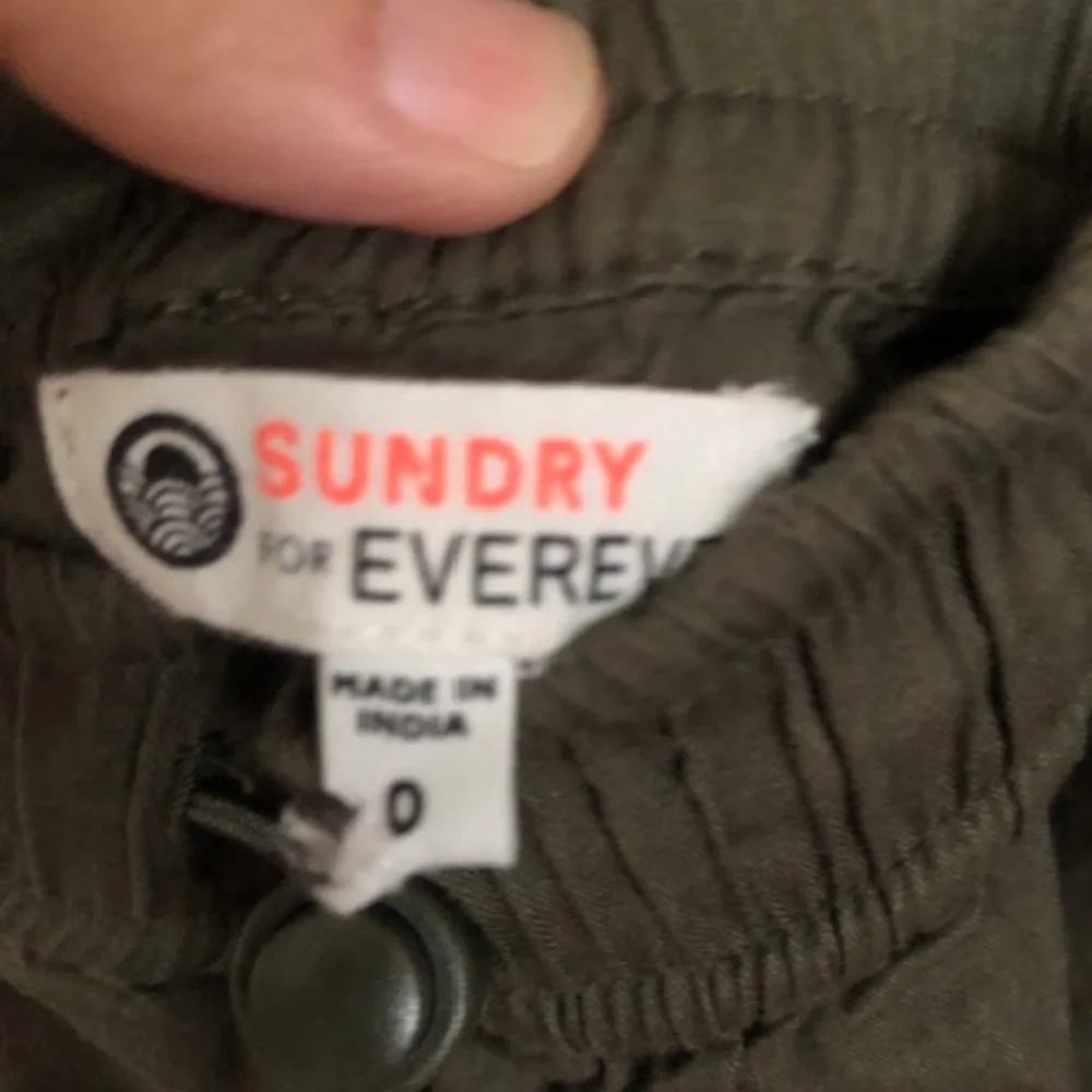 SUNDRY FOR EVEREVE Sundry Skirt with Bungee Drawcord in Olive - Picture 3 of 3
